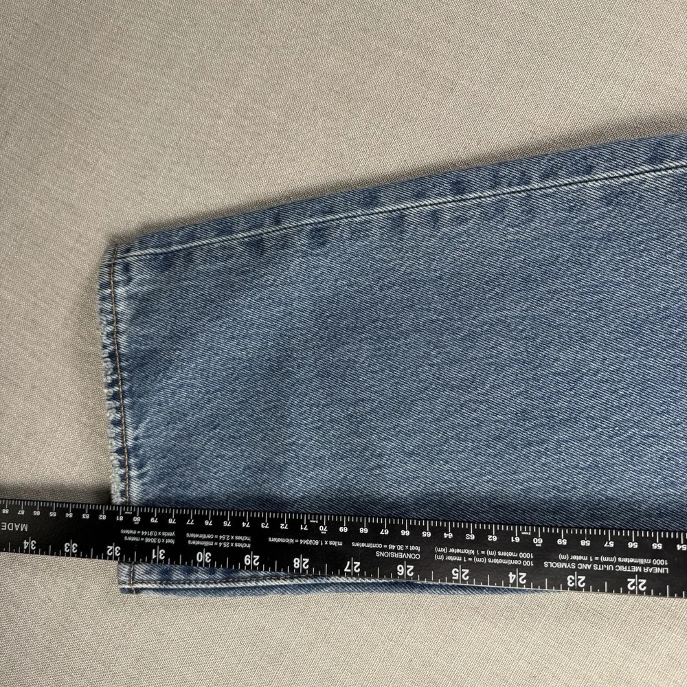 Levis refer photos